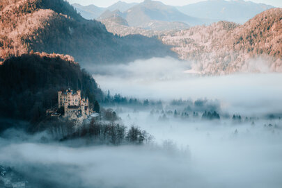 Schloss Hohenschwangau im Nebel, ein Märchenschloss in den bayerischen Alpen.