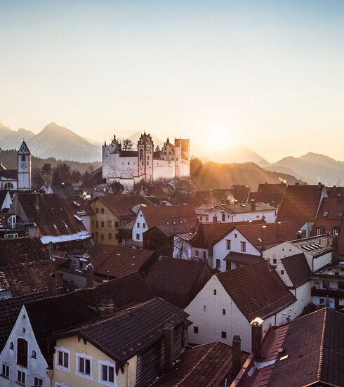 Panoramafoto der Altstadt der Stadt Füssen im Sonnenuntergang