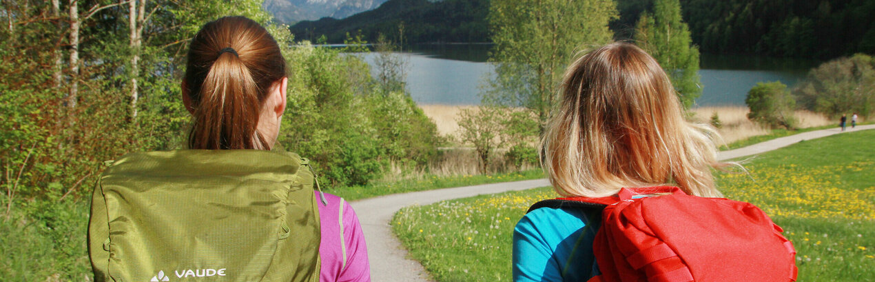 Zwei Frauen wandern am idyllischen Weißensee im Allgäu.