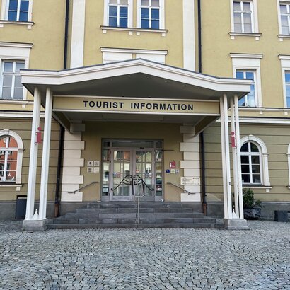 Das Bild zeigt den Eingang der Tourist Information Füssen im Allgäu.