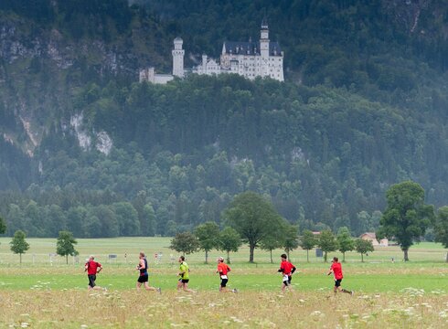 Marathonläufer mit Schloss Neuschwanstein im Hintergrund